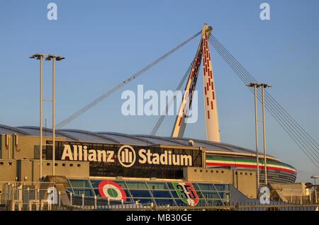 Turin, Italie, Piémont - 8 mars 2018 à 18:15 vers le coucher du soleil. Le stade Allianz à Turin, ancien Juventus Stadium, l'entrée principale côté. Banque D'Images