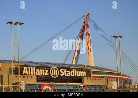 Turin, Italie, Piémont - 8 mars 2018 à 18:15 vers le coucher du soleil. Le stade Allianz à Turin, ancien Juventus Stadium, l'entrée principale côté. Banque D'Images