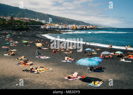 Puerto de la cruz, Tenerife, Canaries, Espagne - 30 mai 2017 : Les gens de soleil et se détendre en Playa Jardin. L'une des meilleures plage de sable noir Banque D'Images