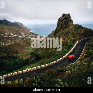 Vue panoramique de Taganana village avec winding road au nord de Tenerife. Canaries, Espagne Banque D'Images