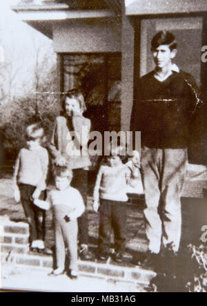 Le Prince de Galles a reçu cette photo de lui avec quatre sœurs il est monté à bord avec lorsqu'il avait 17, à Geelong, Victoria au cours d'une visite de la distillerie de rhum de Bundaberg. Banque D'Images