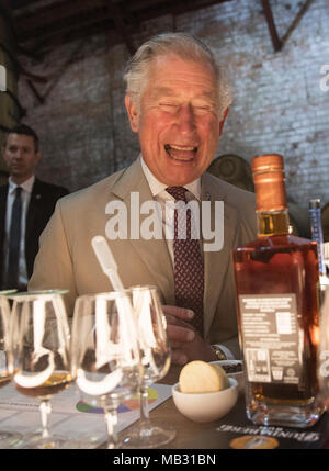 Le Prince de Galles au cours d'une visite de la distillerie de rhum de Bundaberg, y compris le Musée du rhum de Bundaberg rénové et il a assisté à un festival communautaire. Banque D'Images