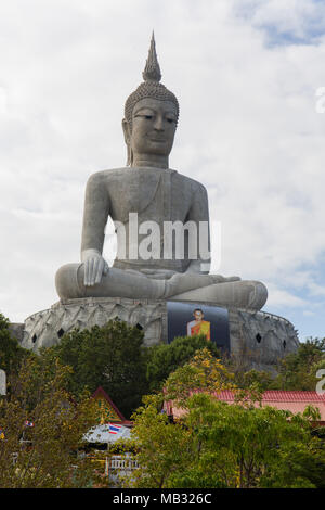 Statue du Grand Bouddha de Wat Phra Putthabat Roi Phu Manorom, Mukdahan, Isan, Thaïlande Banque D'Images