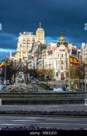 La Plaza de Cibeles et de la Calle de Alcalá street avec Metropolis Building ou Edificio Metropolis en arrière-plan, Madrid, Espagne Banque D'Images