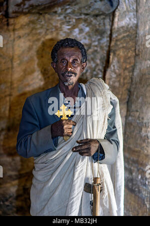 L'intérieur de prêtre orthodoxe l'église de roche Medhane Alem, province du Tigré, en Ethiopie Banque D'Images