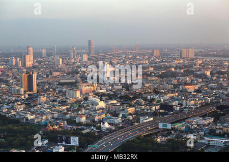 Voir l'état de Lebua Tour avec Bhumibol Bridge, Sathon District et Bang Kho Laem District, Bangkok, Thaïlande Banque D'Images