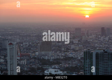 Vue du ciel Bar Lebua State Tower au coucher du soleil, Thonburi, Bangkok, Thaïlande Banque D'Images