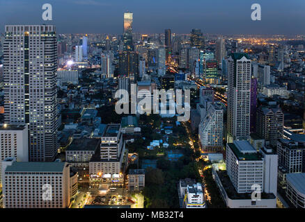 Vue depuis Tower Lebua at Dusk, Sathon Tai Road, Bang Rak District, Bangkok, Thaïlande Banque D'Images