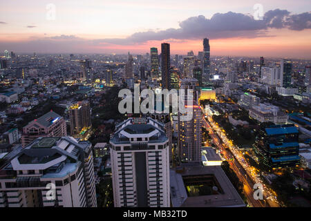 Vue depuis la tour de Banyan Tree, Sathon Tai Road, crépuscule, Ban Rak District, Bangkok, Thaïlande Banque D'Images