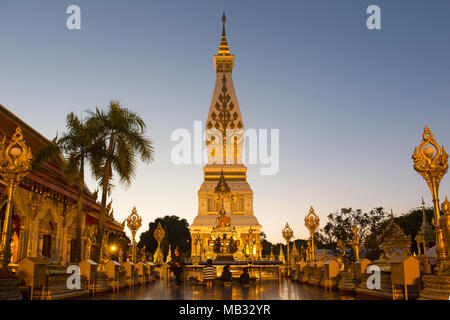 Chedi de Wat Phra That Phanom au crépuscule, complexe des temples à Amphoe que Phanom, province de Nakhon Phanom, Isan, Thaïlande Banque D'Images