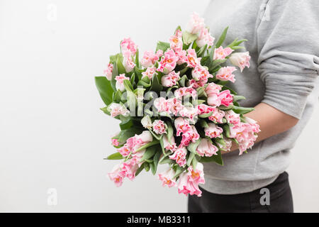 Tulipes de couleur rose femme dans la main. Gros bourgeons. Décor naturel floral. Fleurs insolites, contrairement aux autres. L'accent peu profondes. Fond d'écran, photo horizontale Banque D'Images