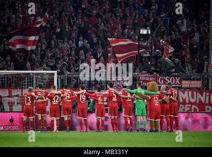 Laissez les joueurs Bayern fans célèbrent leur victoire en face de la south bend, Allianz Arena, Munich, Bavière, Allemagne Banque D'Images