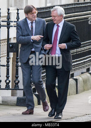 Le Parlement européen, Guy Verhofstadt, chef Brexit avec David Davis à Downing Street pour Brexit parle, Londres, Royaume-Uni. Avec : Guy Verhofstadt (gauche) David Davis (à droite) Où : London, England, United Kingdom Quand : 06 mars 2018 Credit : Wheatley/WENN Banque D'Images