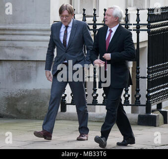 Le Parlement européen, Guy Verhofstadt, chef Brexit avec David Davis à Downing Street pour Brexit parle, Londres, Royaume-Uni. Avec : Guy Verhofstadt (gauche) David Davis (à droite) Où : London, England, United Kingdom Quand : 06 mars 2018 Credit : Wheatley/WENN Banque D'Images