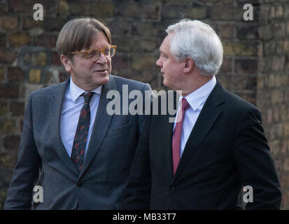 Le Parlement européen, Guy Verhofstadt, chef Brexit avec David Davis à Downing Street pour Brexit parle, Londres, Royaume-Uni. Avec : Guy Verhofstadt (gauche) David Davis (à droite) Où : London, England, United Kingdom Quand : 06 mars 2018 Credit : Wheatley/WENN Banque D'Images