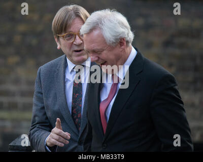 Le Parlement européen, Guy Verhofstadt, chef Brexit avec David Davis à Downing Street pour Brexit parle, Londres, Royaume-Uni. Avec : Guy Verhofstadt (gauche) David Davis (à droite) Où : London, England, United Kingdom Quand : 06 mars 2018 Credit : Wheatley/WENN Banque D'Images