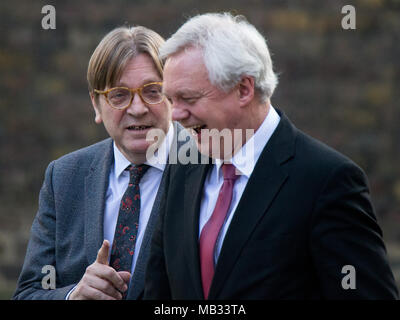 Le Parlement européen, Guy Verhofstadt, chef Brexit avec David Davis à Downing Street pour Brexit parle, Londres, Royaume-Uni. Avec : Guy Verhofstadt (gauche) David Davis (à droite) Où : London, England, United Kingdom Quand : 06 mars 2018 Credit : Wheatley/WENN Banque D'Images