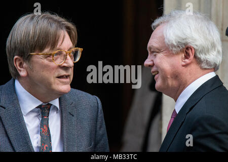 Le Parlement européen, Guy Verhofstadt, chef Brexit avec David Davis à Downing Street pour Brexit parle, Londres, Royaume-Uni. Avec : Guy Verhofstadt (gauche) David Davis (à droite) Où : London, England, United Kingdom Quand : 06 mars 2018 Credit : Wheatley/WENN Banque D'Images