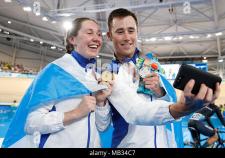 Scotland's Katie Archibald prend un avec selfies sa médaille d'or chez les femmes de la poursuite individuelle 3000m aux côtés de John Archibald Final avec sa médaille d'argent dans l'épreuve du 4000m poursuite individuelle finale au vélodrome Meares Anna pendant deux jours de la 2018 Jeux du Commonwealth à la Gold Coast, en Australie. Banque D'Images