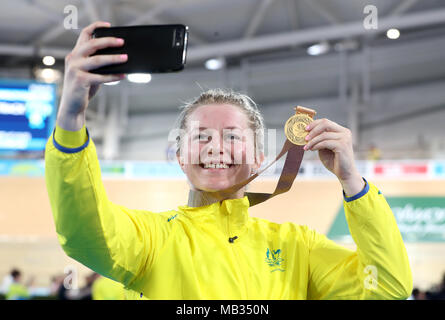 Stephanie l'Australie Morton prend un avec selfies sa médaille d'or après le Sprint d'or au vélodrome Meares Anna pendant deux jours de la 2018 Jeux du Commonwealth à la Gold Coast, en Australie. Banque D'Images