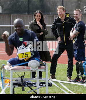 Le prince Harry (deuxième à droite) et Meghan Markle rencontrer des athlètes à l'Université de Bath Village d'entraînement sportif, l'équipe britannique pour les essais de l'Invictus Sydney 2018 Jeux. Banque D'Images