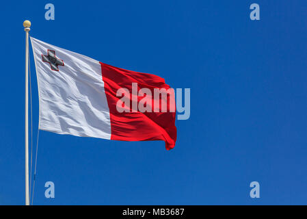 Drapeau de Malte. Malte drapeau sur un mât de forme sur un fond de ciel bleu vif Banque D'Images