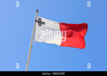 Drapeau de Malte. Malte drapeau sur un mât de forme sur un fond de ciel bleu vif Banque D'Images