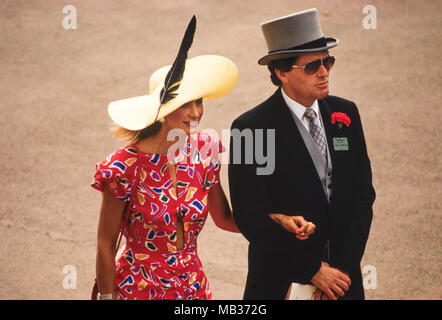 Les courses d'Ascot 1985 Bien habillé l'homme et la femme au Ascot Races en vêtements traditionnels 1985 matin costume avec haut de forme, la femme porte chapeau traditionnel Banque D'Images