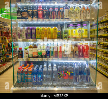 Une glacière dans un dépanneur à New York propose des jus de fruits, boissons protéinées, thés, de l'eau et presque tous les autres boissons imaginables, vu le mercredi 4 avril 2018. (Â© Richard B. Levine) Banque D'Images