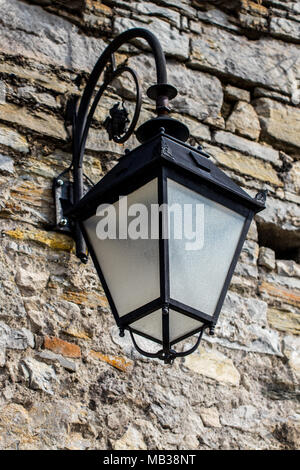 Lampe de rue contre un mur de pierre. Close up. Banque D'Images