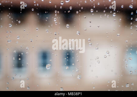 Image de gouttelettes de pluie sur la vitre Banque D'Images