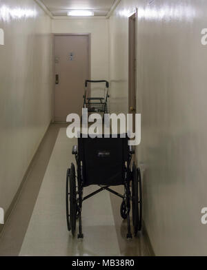 Un marcheur et un fauteuil roulant dans un couloir à l'extérieur les portes des appartements dans le quartier de Chelsea à New York le mardi, Avril 3, 2018. (Â© Richard B. Levine) Banque D'Images