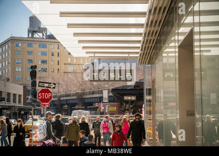 Le nouveau showroom Tesla Motors dans le Meatpacking district de New York le Dimanche, Avril 1, 2018. Tesla a récemment un accident en Californie de son modèle d'exploitation du véhicule X sur le pilote automatique qui a tué le pilote. (© Richard B. Levine) Banque D'Images