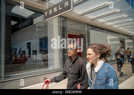 Le nouveau showroom Tesla Motors dans le Meatpacking district de New York le Dimanche, Avril 1, 2018. Tesla a récemment un accident en Californie de son modèle d'exploitation du véhicule X sur le pilote automatique qui a tué le pilote. (Â© Richard B. Levine) Banque D'Images