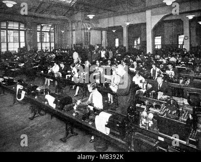 Scène dans le bureau de télégraphe Central,coin de Newgate Street et St Martin, Le Grand Londres 1930 Banque D'Images