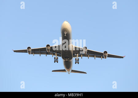 ISTANBUL, TURQUIE - janvier 07, 2018 : Turkish Airlines Airbus A340-313X (CN 331) l'atterrissage à l'aéroport Ataturk d'Istanbul. Ta est le porte-drapeau de la Turquie Banque D'Images