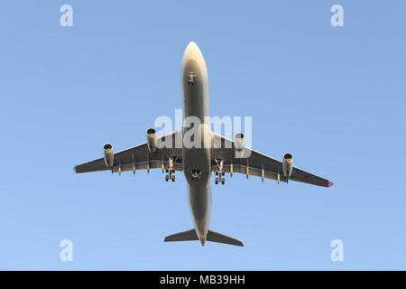 ISTANBUL, TURQUIE - janvier 07, 2018 : Turkish Airlines Airbus A340-313X (CN 331) l'atterrissage à l'aéroport Ataturk d'Istanbul. Ta est le porte-drapeau de la Turquie Banque D'Images