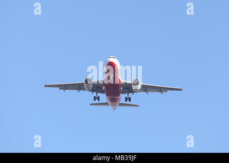 ISTANBUL, TURQUIE - janvier 06, 2018 AtlasGlobal : Airbus A319-112 (CN 1124) l'atterrissage à l'aéroport Ataturk d'Istanbul. AtlasGlobal est une compagnie turque avec Banque D'Images