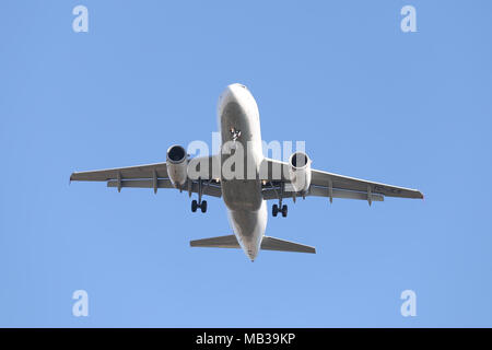 ISTANBUL, TURQUIE - janvier 07, 2018 : Turkish Airlines Airbus A319-132 (CN 4629) l'atterrissage à l'aéroport Ataturk d'Istanbul. Ta est le porte-drapeau de la Turquie Banque D'Images