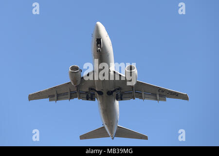 ISTANBUL, TURQUIE - janvier 07, 2018 : Belavia Airlines Boeing 737-5Q8 (CN 27634) débarquement à l'aéroport Ataturk d'Istanbul. La compagnie est la compagnie nationale d'être Banque D'Images