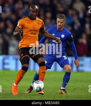 La ville de Cardiff Joe Bennett (à droite) et Wolverhampton Wanderers' Benik Afobe pendant le ciel parier match de championnat au Cardiff City Stadium. Banque D'Images