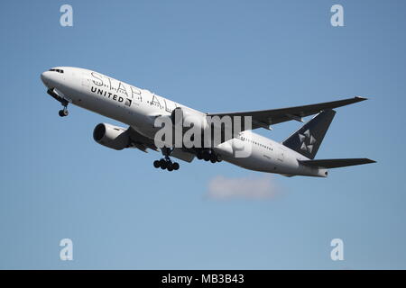 United Airlines Boeing 777 N794UA, au départ de l'aéroport Heathrow de Londres, UK Banque D'Images