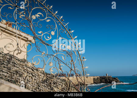 Piombino, Toscane, Italie - ancien port de pêche avec la Citadelle Banque D'Images