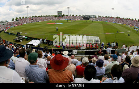 Le Rose Bowl accueil de Hampshire Cricket avant le réaménagement montrant le guichet au cours d'un match en 2008. Banque D'Images