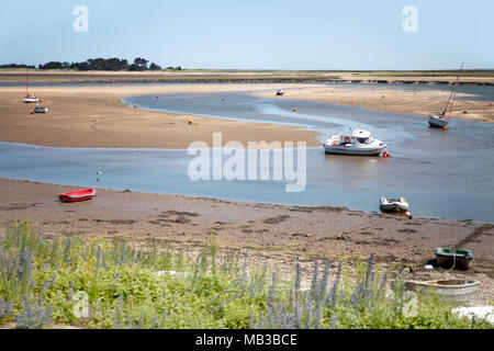 Une vue de Beach Road, Wells-next-the-Sea, Norfolk, à marée basse, avec vue sur l'Est de l'estuaire de la flotte, avec des bouées et des bateaux échoués Banque D'Images