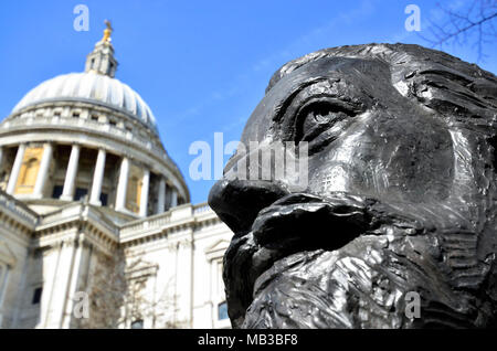 Londres, Angleterre, Royaume-Uni. Par Nigel Boonham buste (2012) de John Donne (1572-1631, poète et doyen de la Cathédrale St Paul) dans le Festival des jardins,... Banque D'Images