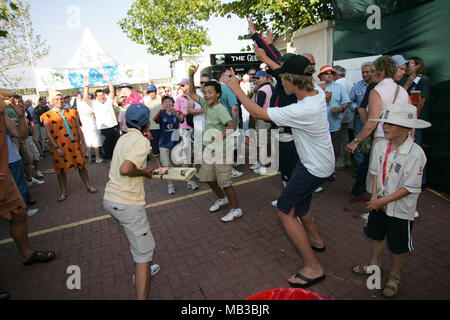 Vingt20 fans de cricket de nombreux enfants et adultes déguisés jouer au cricket dans entre les jeux au Rose Bowl Hampshire en journée des finales en 2008. Banque D'Images