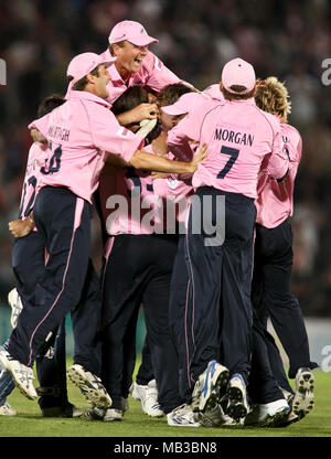 Les joueurs croisés Middlesex célébrer après avoir remporté la finale de la coupe de vingt20 au Rose Bowl le 26 juillet 2008 après avoir battu par 3 Spitfires Kent s'exécute. Banque D'Images