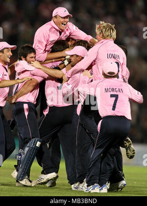 Les joueurs croisés Middlesex célébrer après avoir remporté la finale de la coupe de vingt20 au Rose Bowl le 26 juillet 2008 après avoir battu par 3 Spitfires Kent s'exécute. Banque D'Images