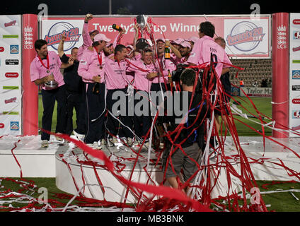 Les joueurs croisés Middlesex célébrer après avoir remporté la finale de la coupe de vingt20 au Rose Bowl le 26 juillet 2008 après avoir battu par 3 Spitfires Kent s'exécute. Banque D'Images